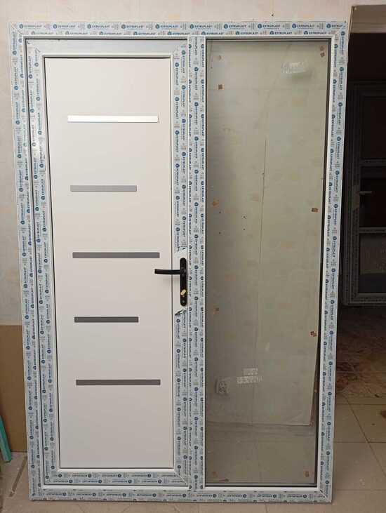 PVC durvis ar dekoratīvo paneli un vitrīnu