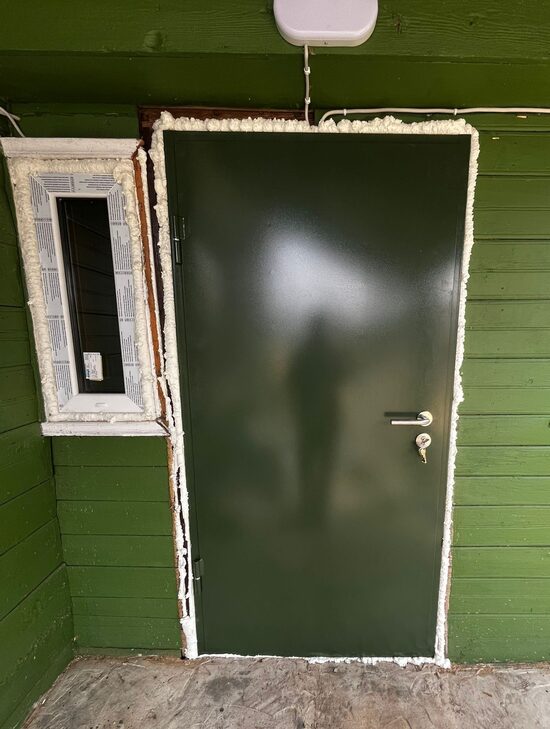 Biezā (2mm) metāla durvis