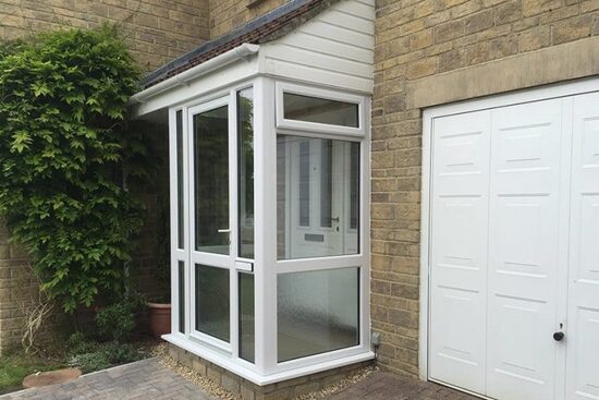 PVC durvis ar verandas konstrukciju