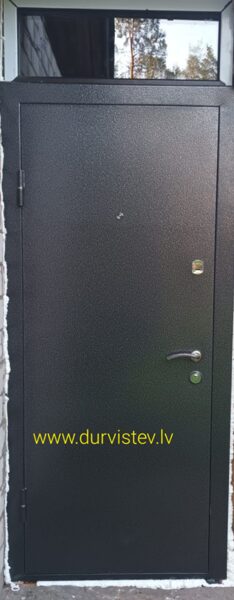 metāla ārdurvis ar virsgaismu dzīvoklim privātmājai